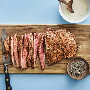 Flanksteak med kartofler, salat og dressing
