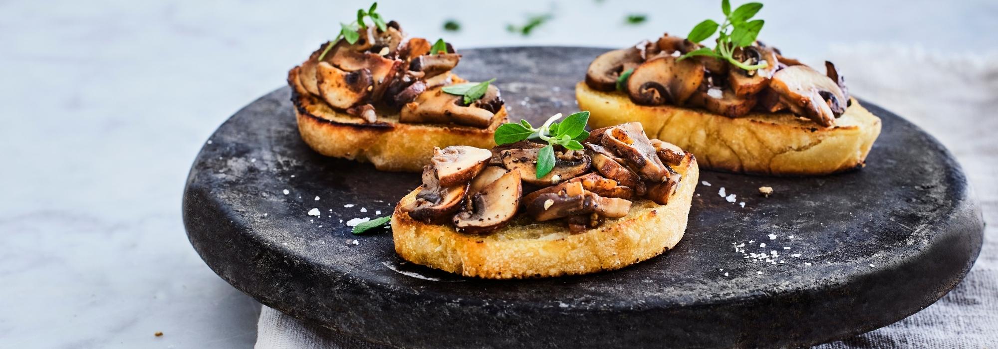 Bruschetta med ristede svampe og hvidløg