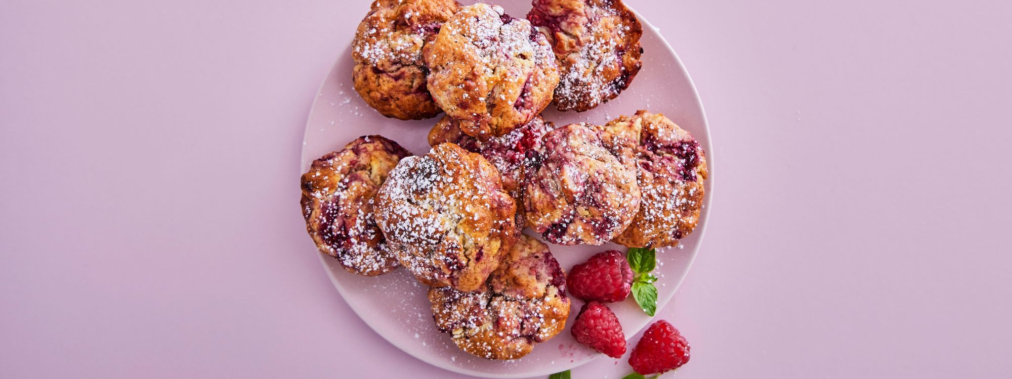 Muffins med marcipan, hindbær og hvid chokolade
