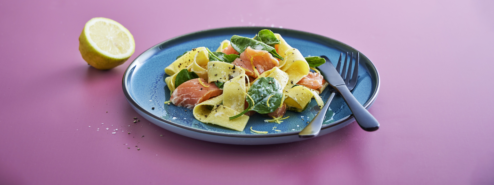 Pasta med spinat og laks