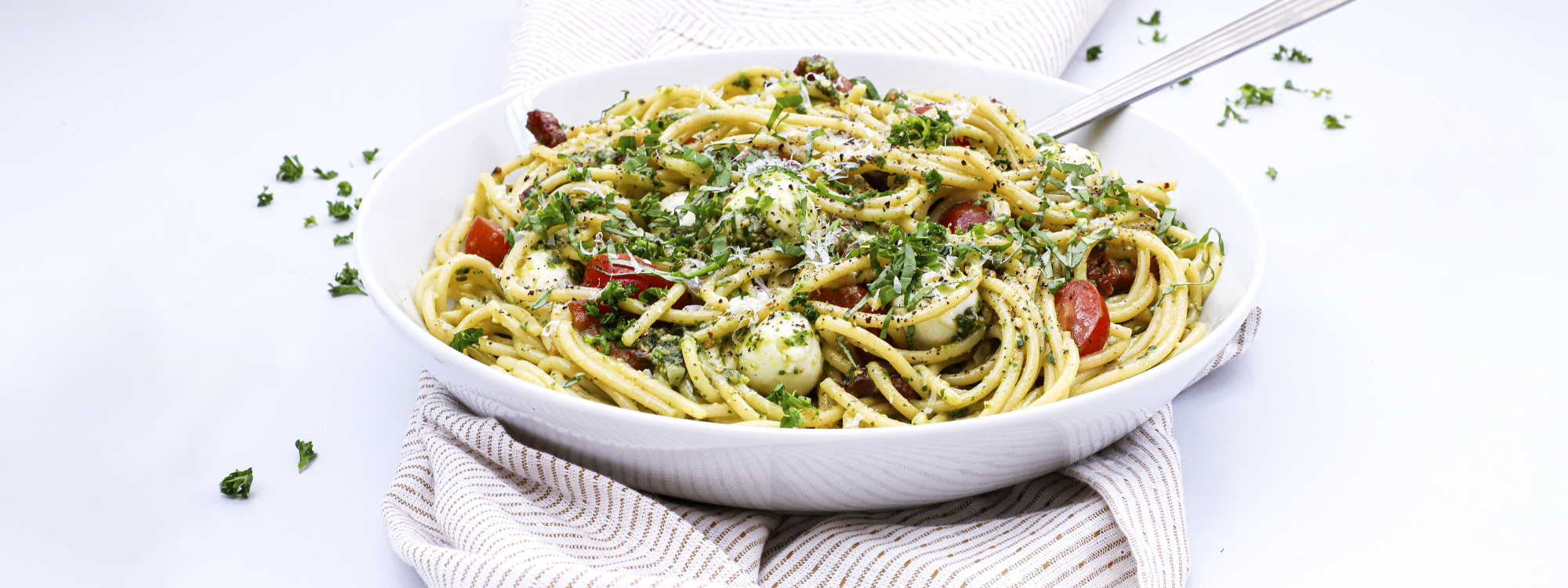 Pasta med pesto, tomat, mozzarella og bacon