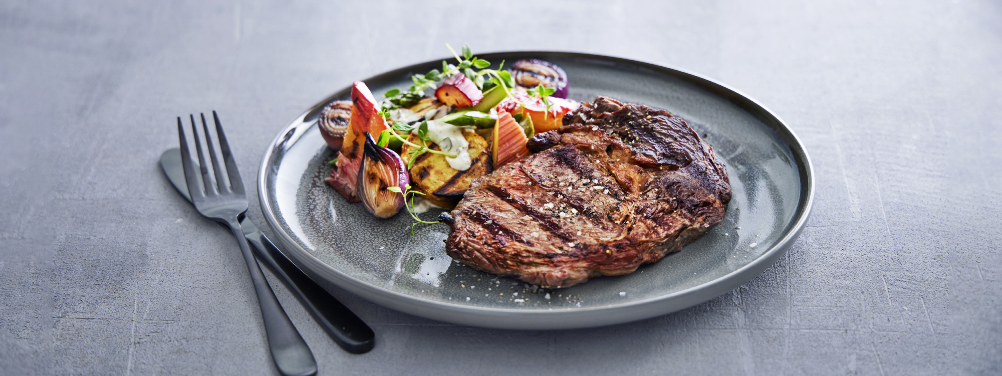 Grillet ribeye med rabarber, kartofler og bacon