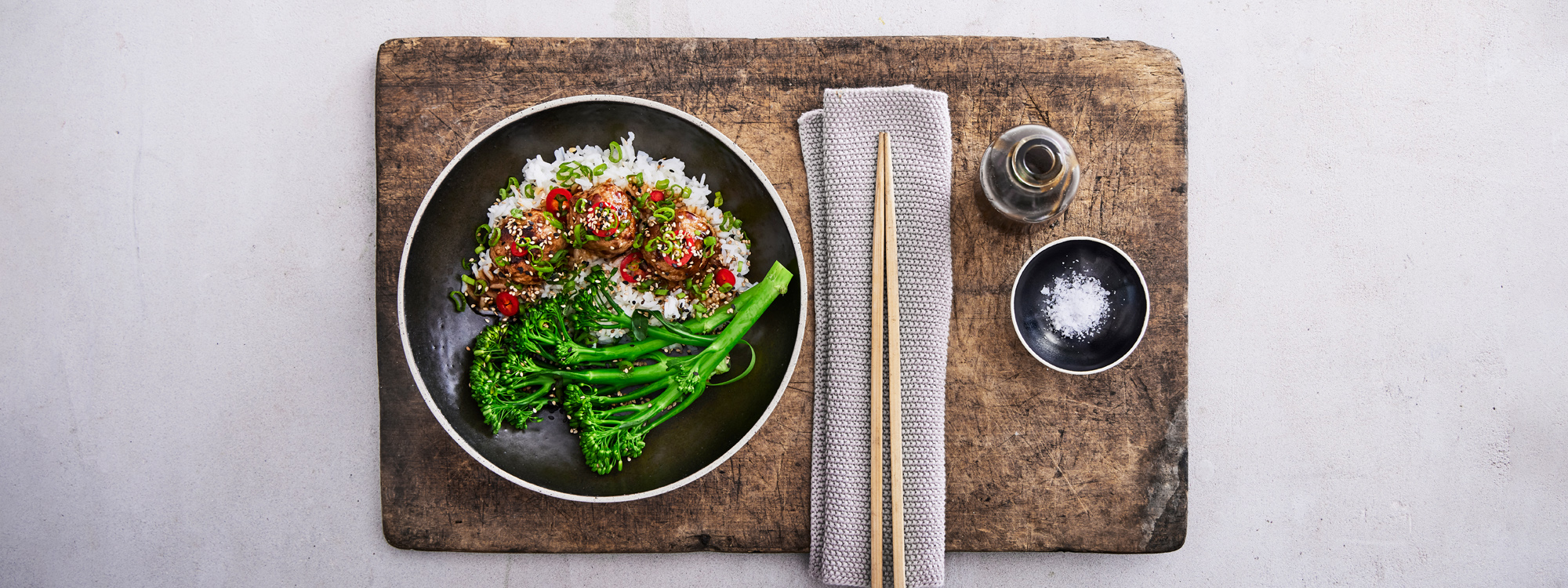 Asiatiske kødboller vendt i sticky sauce med ris og forårsløg