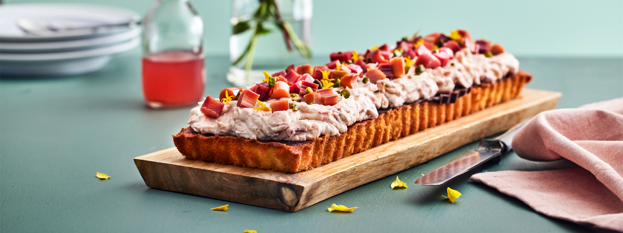 Mazarintærte med rabarberskum og syltede rabarber