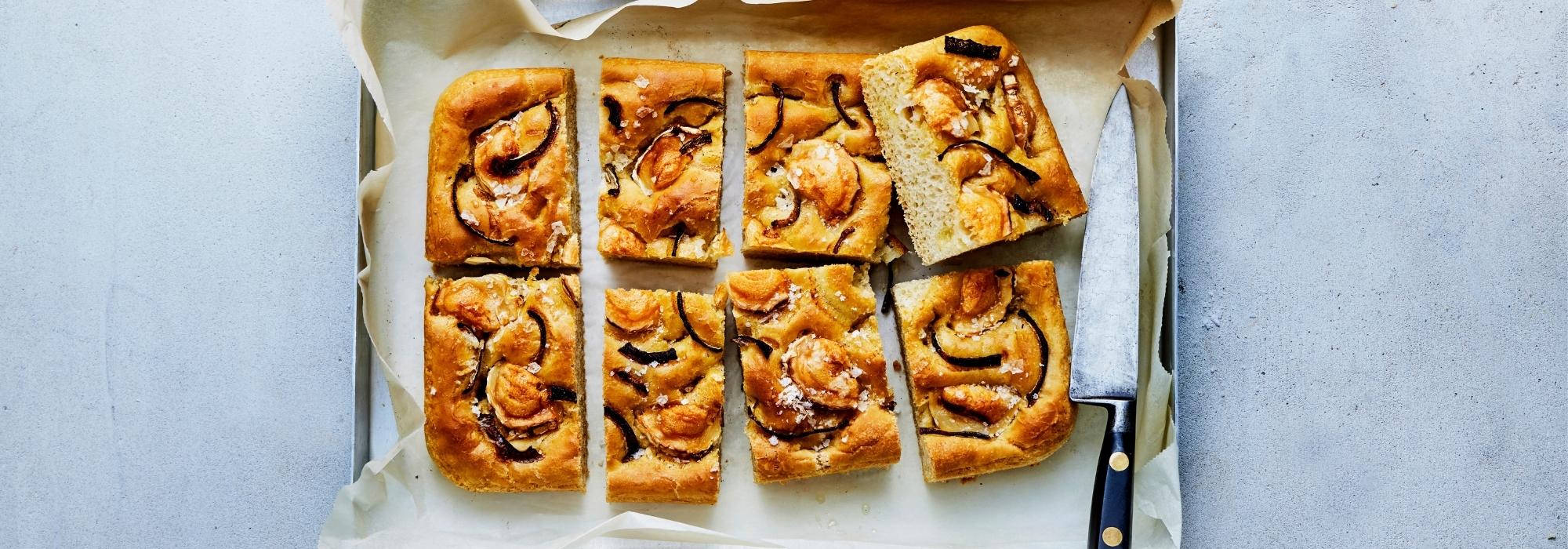 Foccacia brød med løg, gedeost og rosmarin