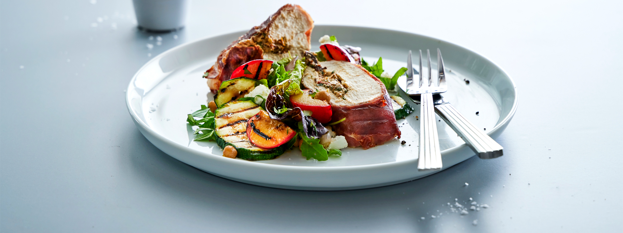Kyllingebryst med skinke og grillet sommersalat