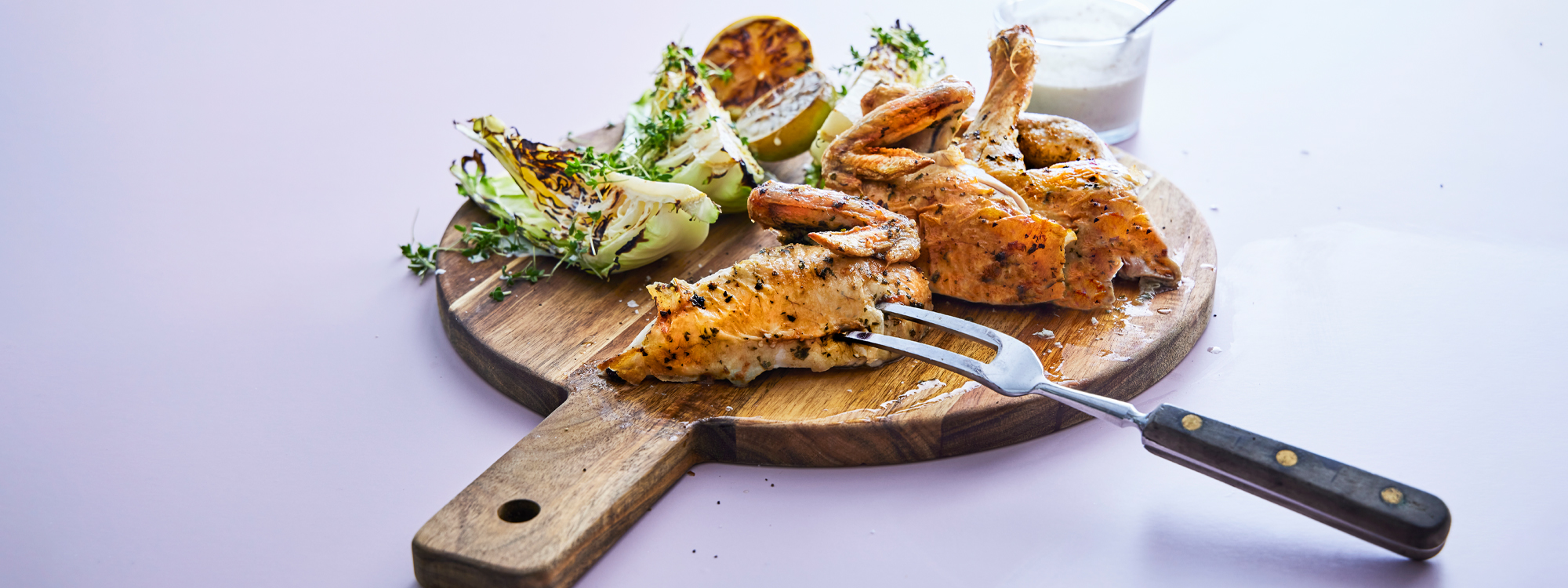 Grillet kylling og spidskål med mormordressing