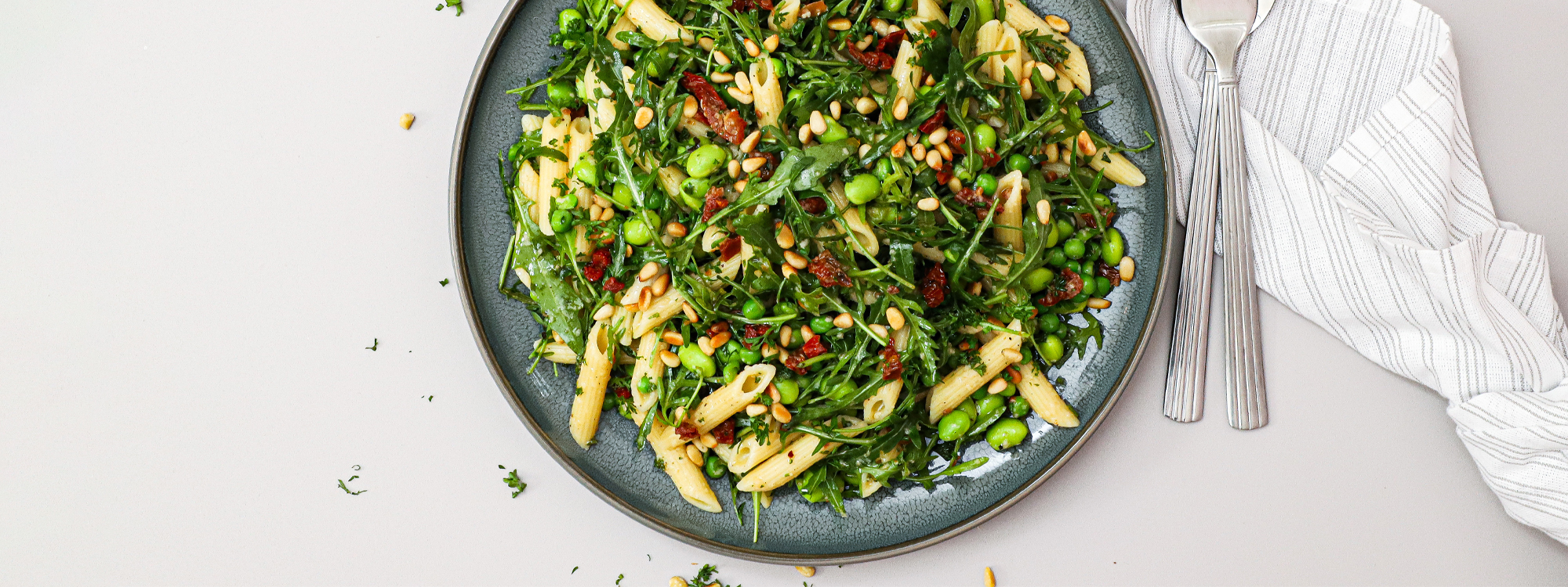 Pastasalat med soltørrede tomater, bønner og pinjekerner