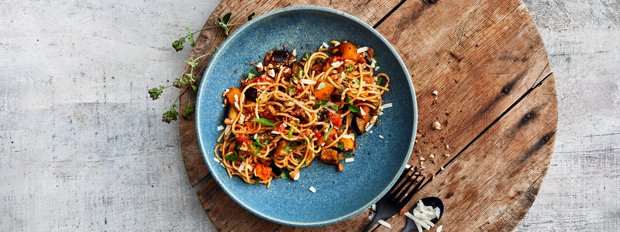 Spaghetti i sauce med aubergine, græskar og tomater