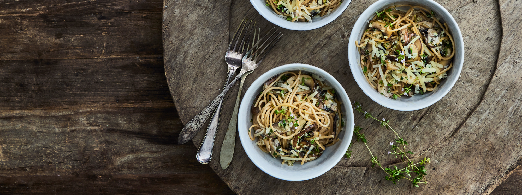 Spaghetti med portobellosvampe, fløde, pecorino og timian