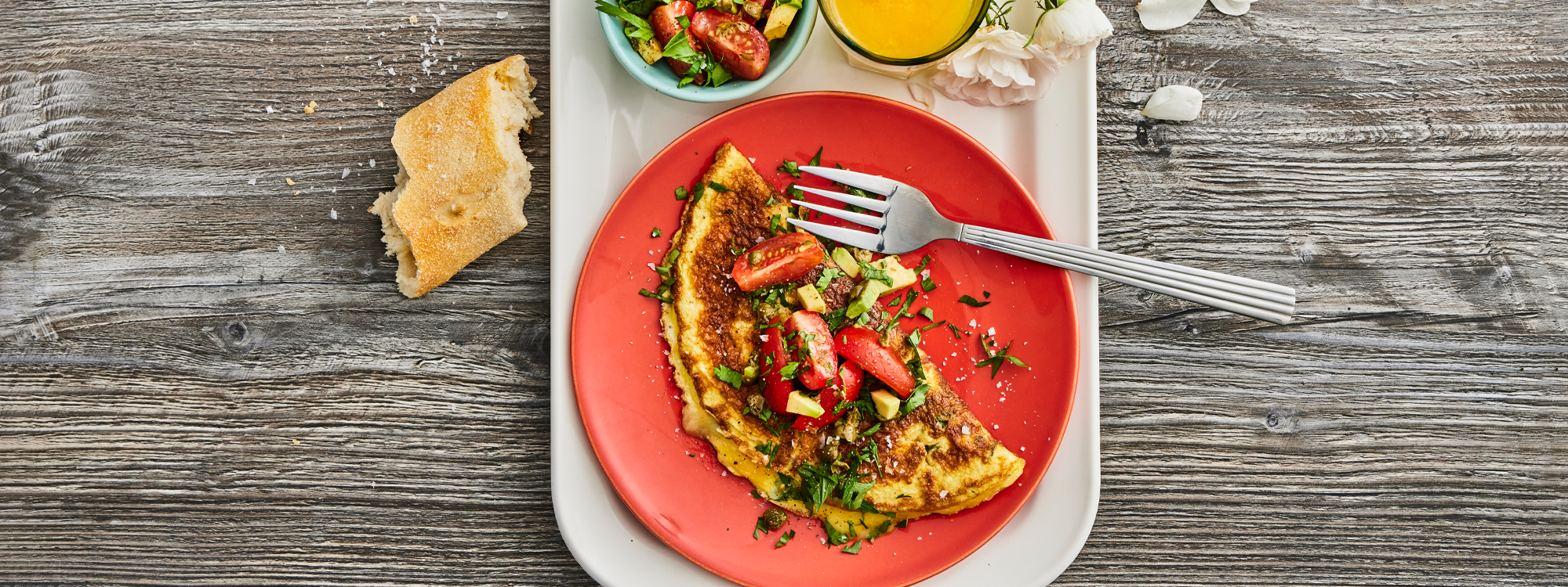 Omelet med mozzarella og grøn salat