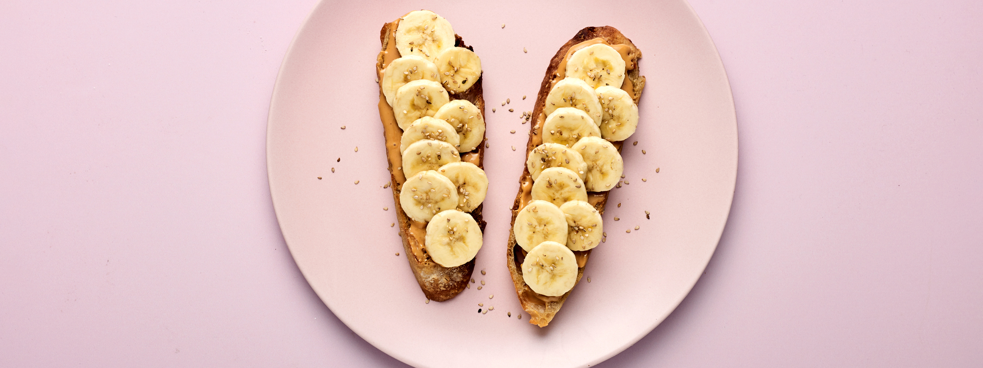 Morgenmadstoast med banan og peanutbutter