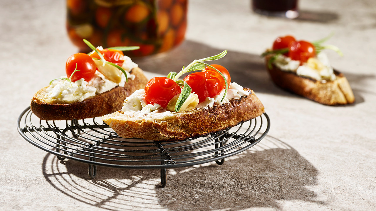 Bruschetta med confiteret tomat og gedefriskost