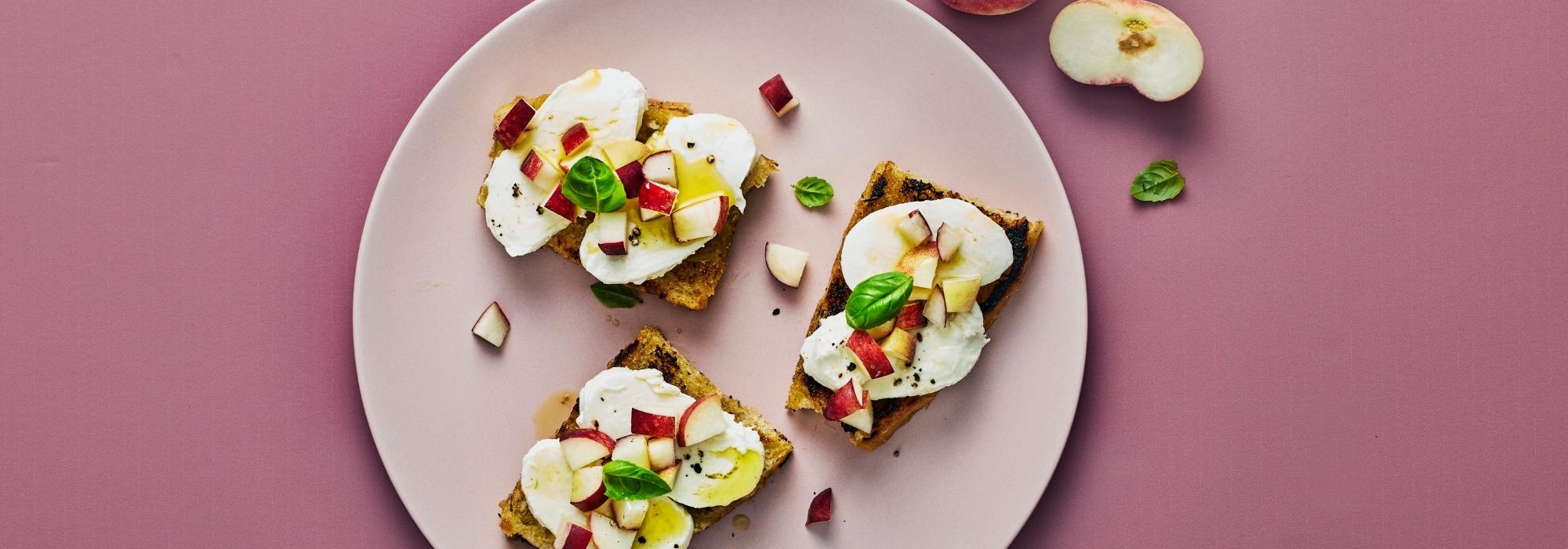 Bruschetta med fersken og mozzarella