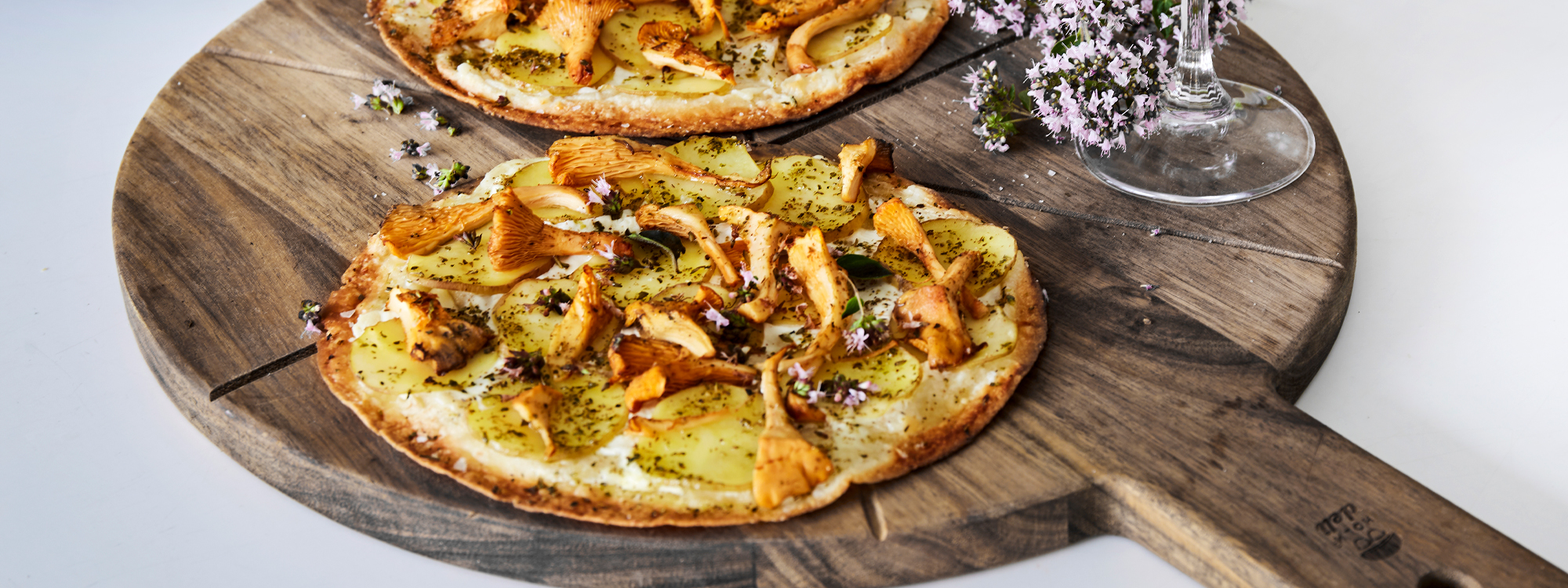 Tortillapizza med kartofler og kantareller