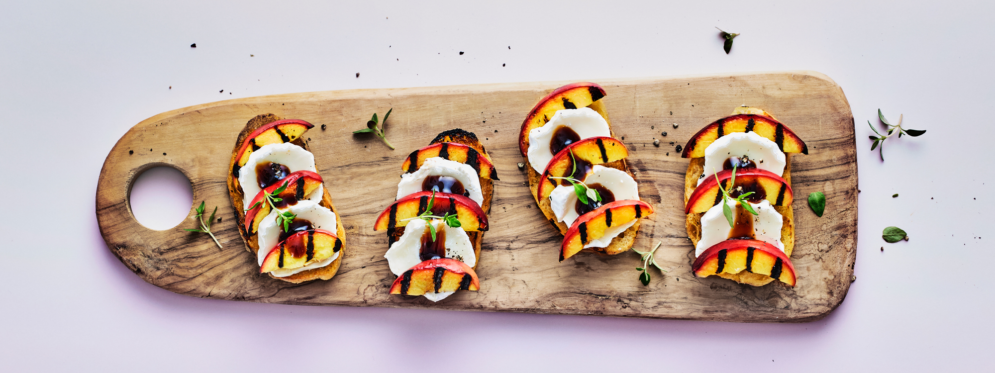 Bruschetta med gedeost og nektarin