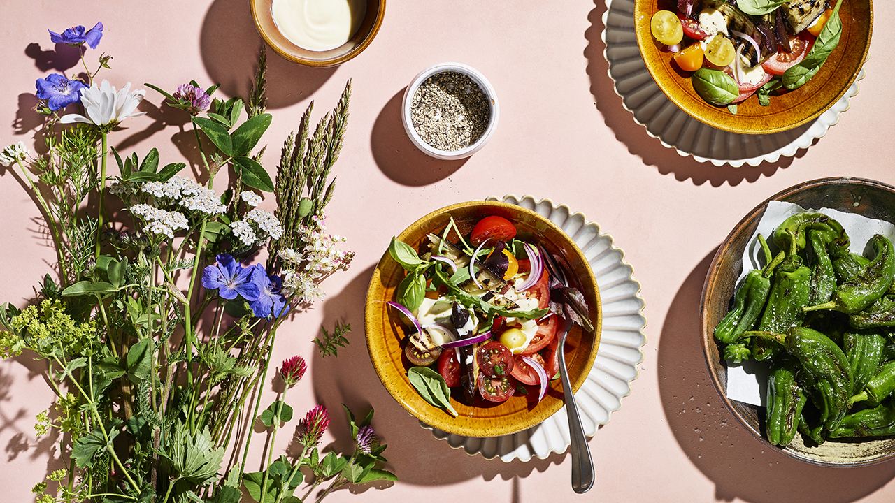 Tomatsalat med stegt aubergine og hvidløgscreme