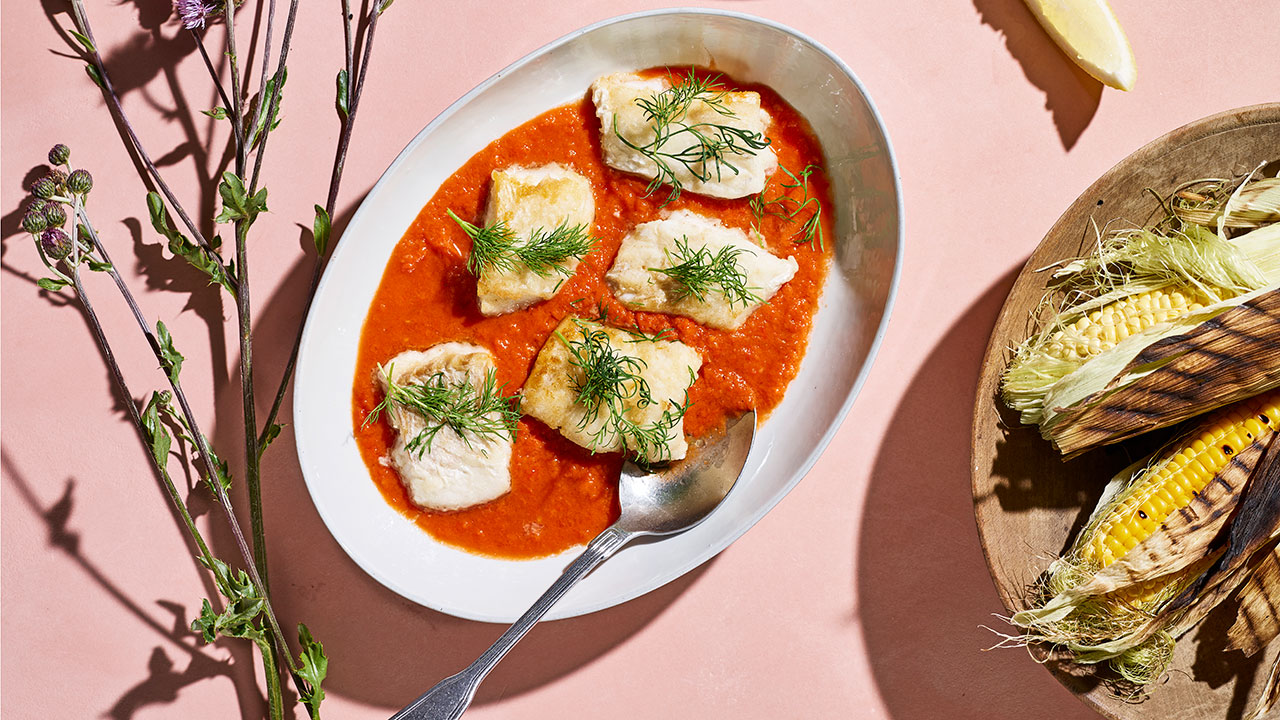 Fisk med peberfrugt-mojo og grillet majs