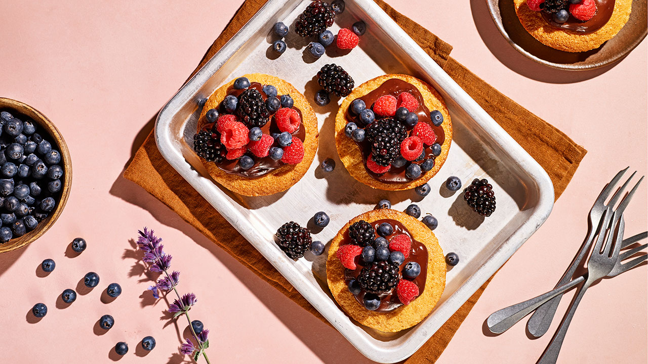 Kokoskage med chokoladecreme og sensommerbær