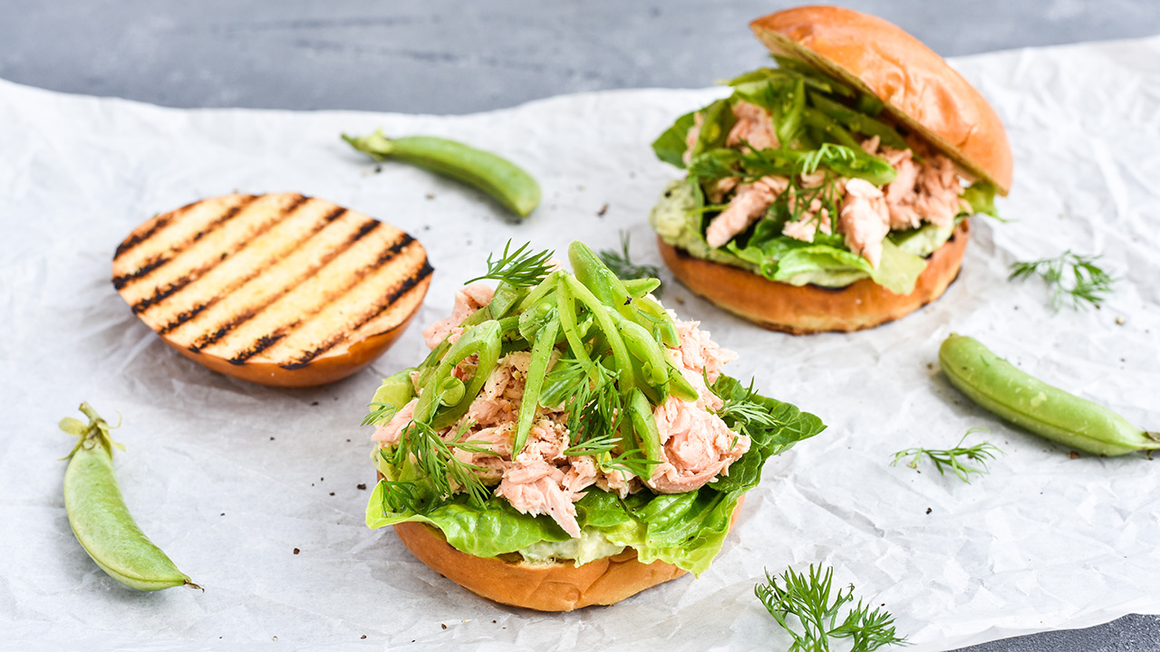 Burger med avocadocreme og pulled laks