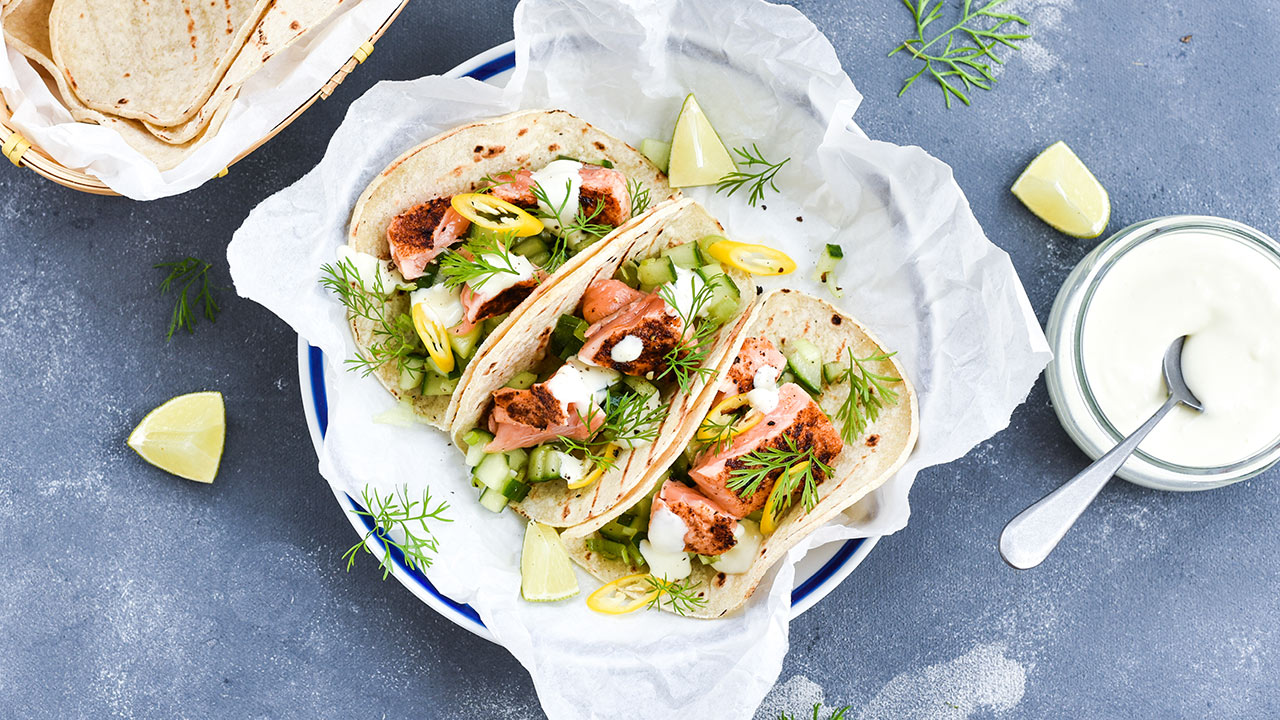Tacos med grillet laks og agurkesalsa