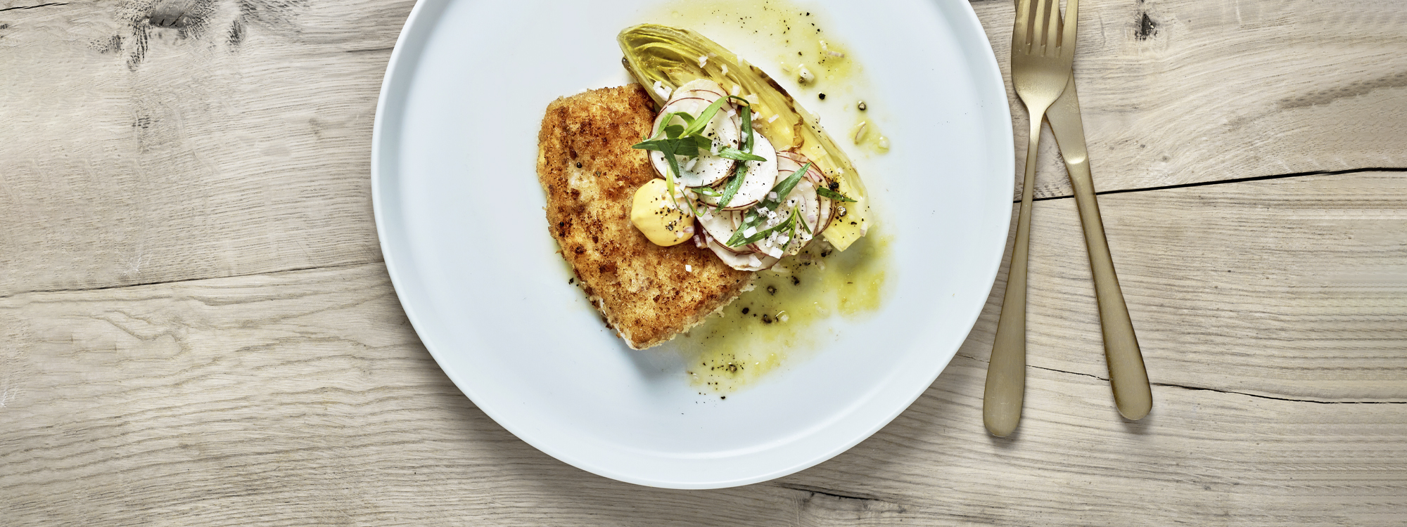 Paneret torsk med julesalat
