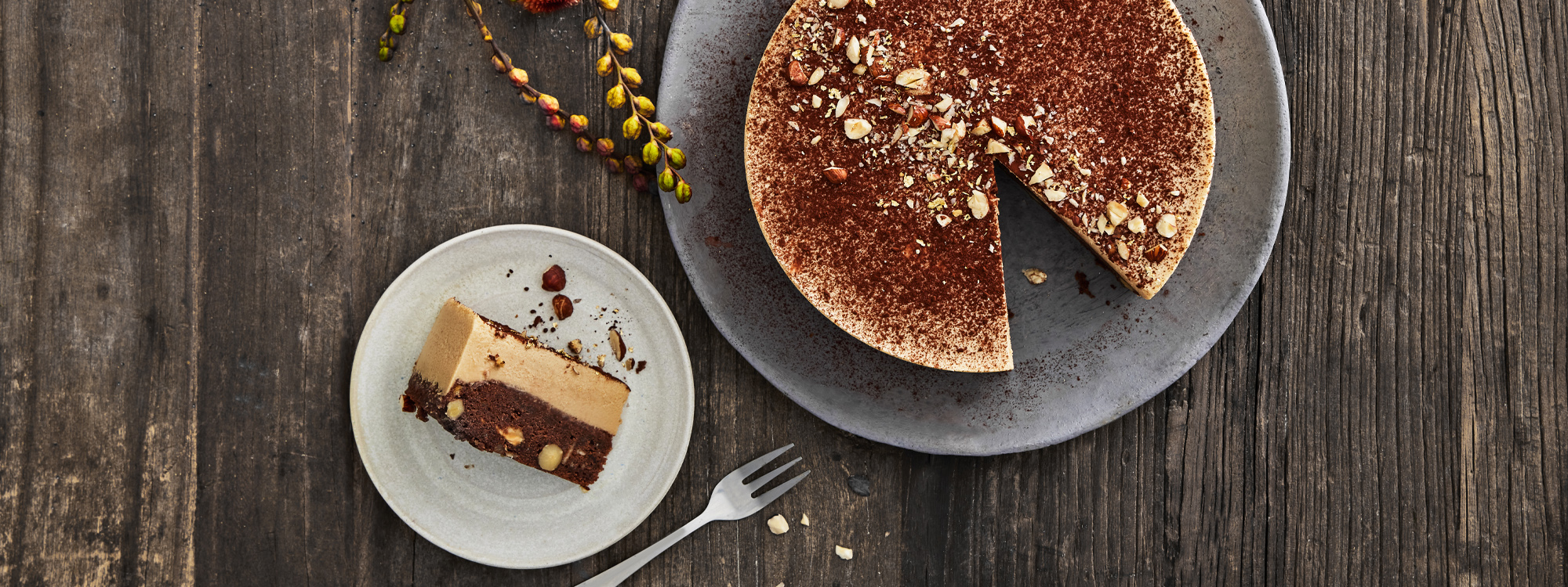 Chokolademazarin med kaffemousse og ristede hasselnødder