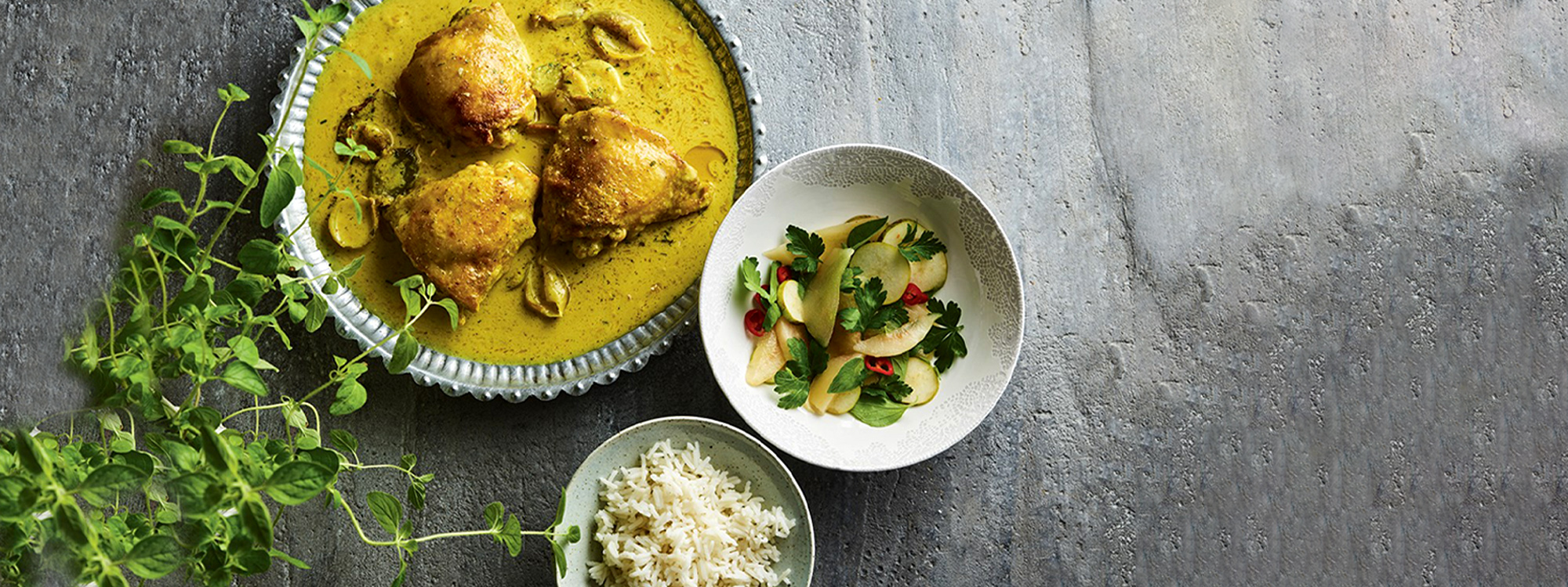 Kylling i kokoskarrysauce med pæresalat og ris