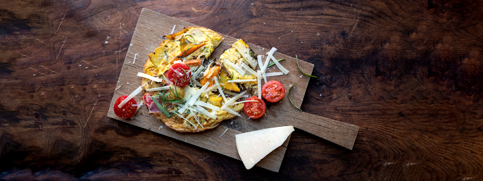 Bagt æggekage med rester af grøntsager