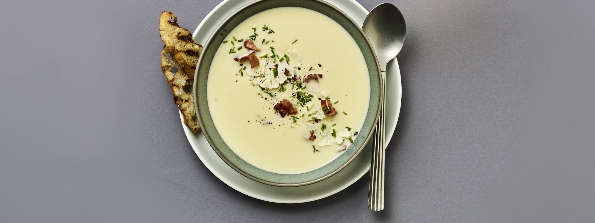 Blomkålssuppe med bacon, purløg og grillet brød
