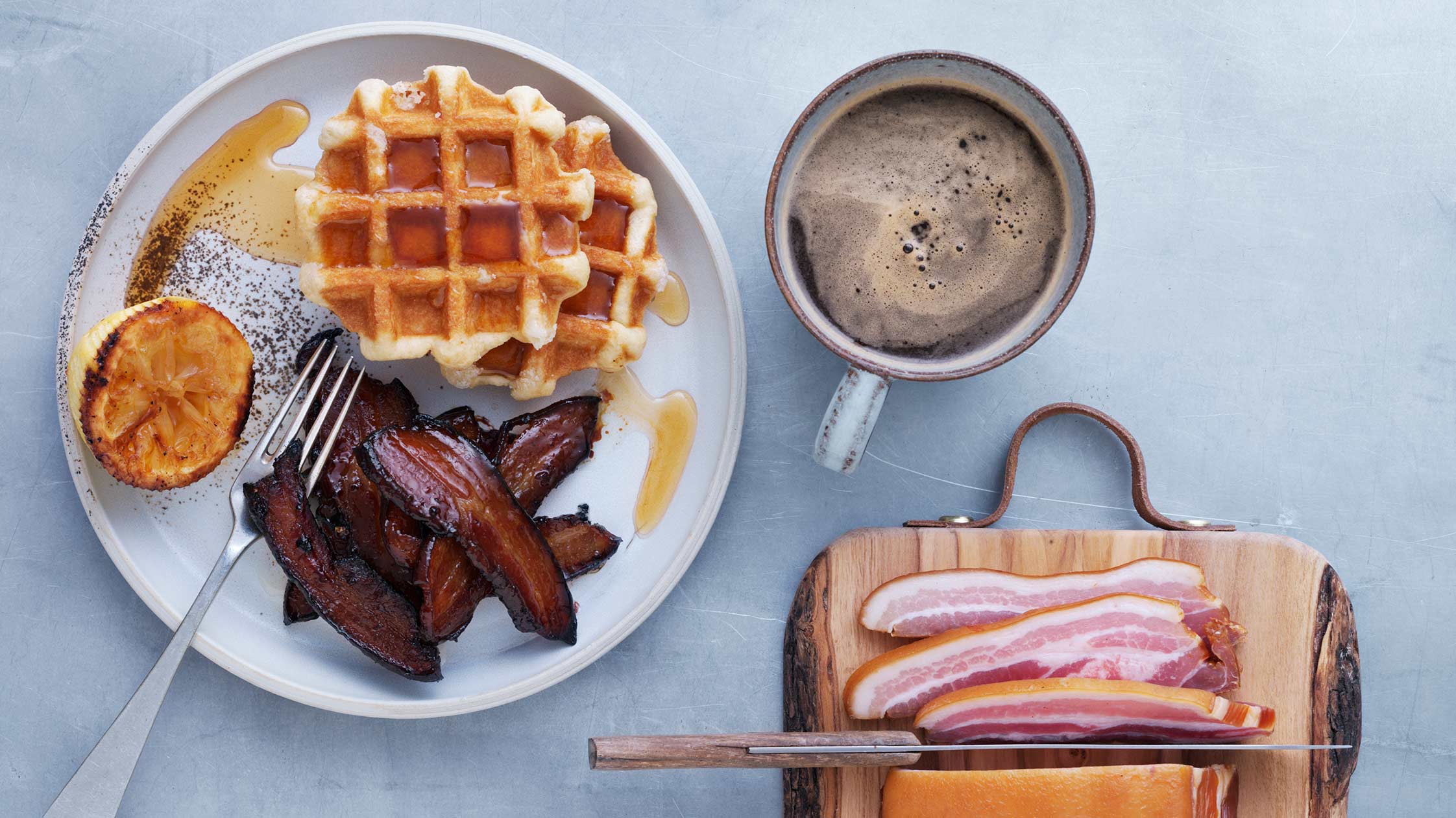 Kaffe- og citronglaseret bacon