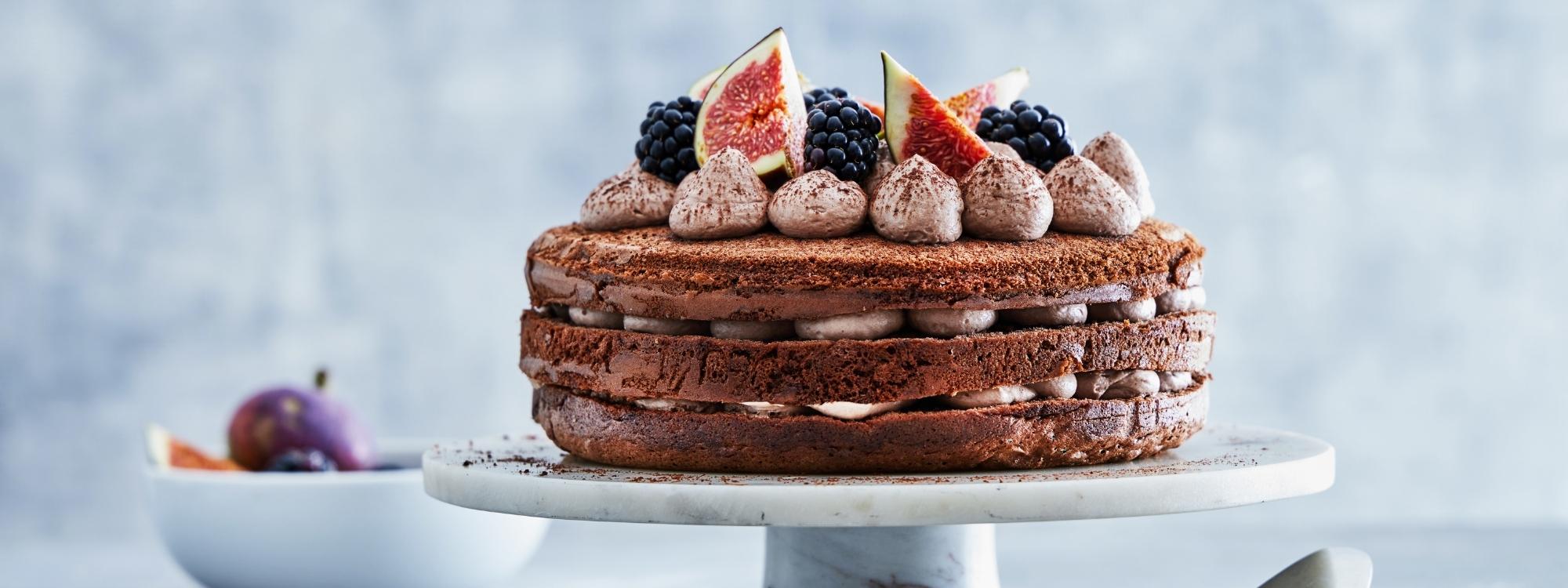 Chokoladebunde med moccacreme, brombær og figner