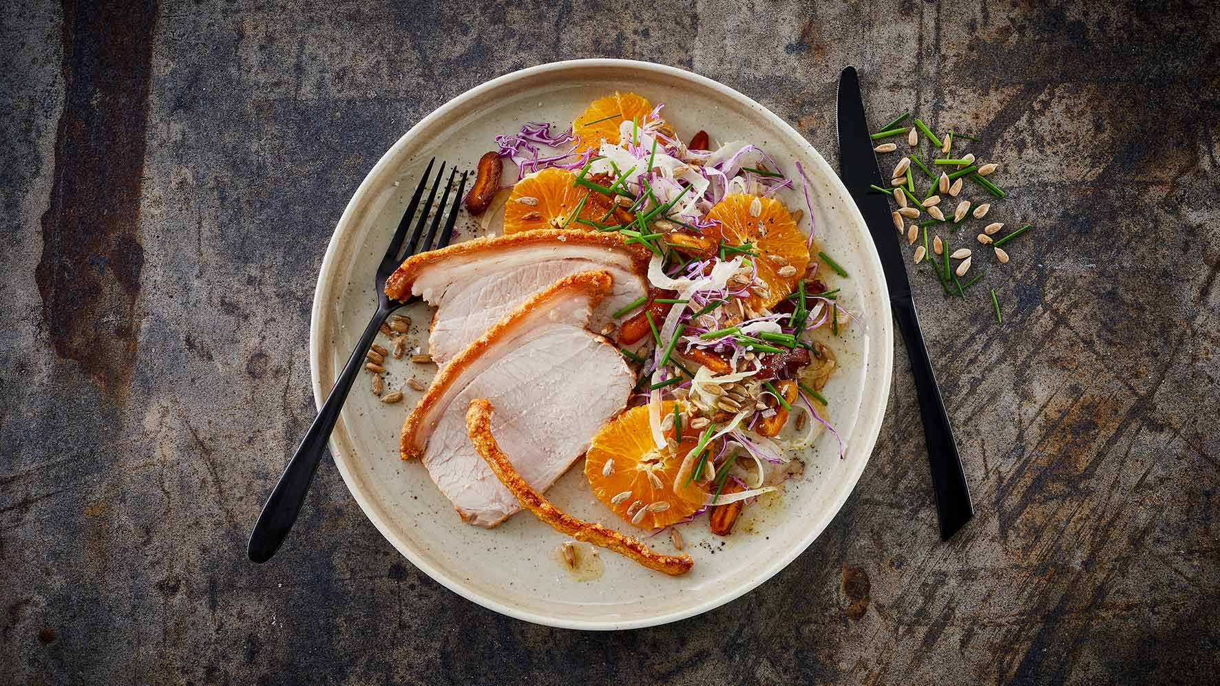 Krogmodnet kamsteg med rødkålssalat