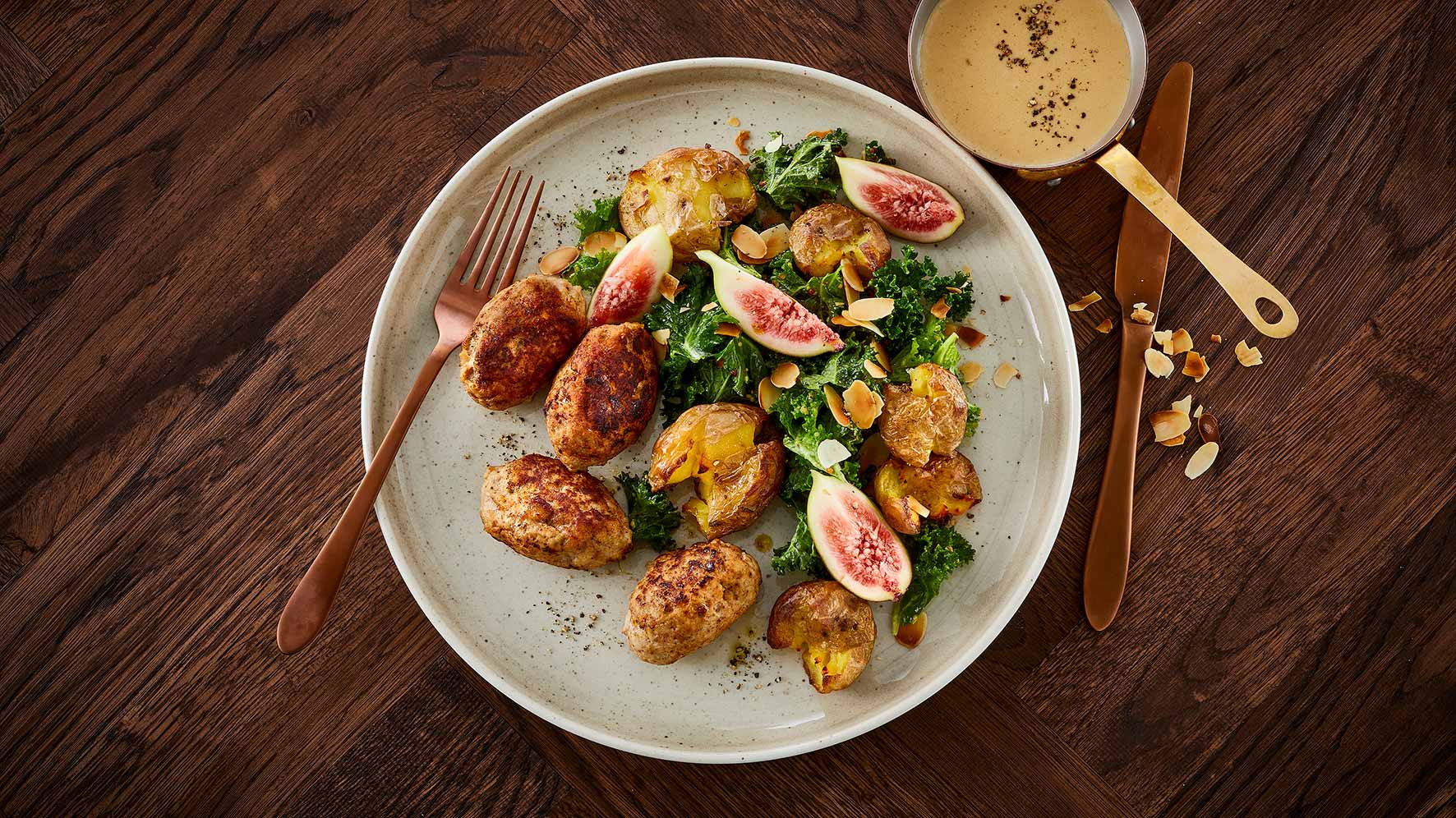 Juleduftende frikadeller med grønkåls-figensalat og knuste kartofler