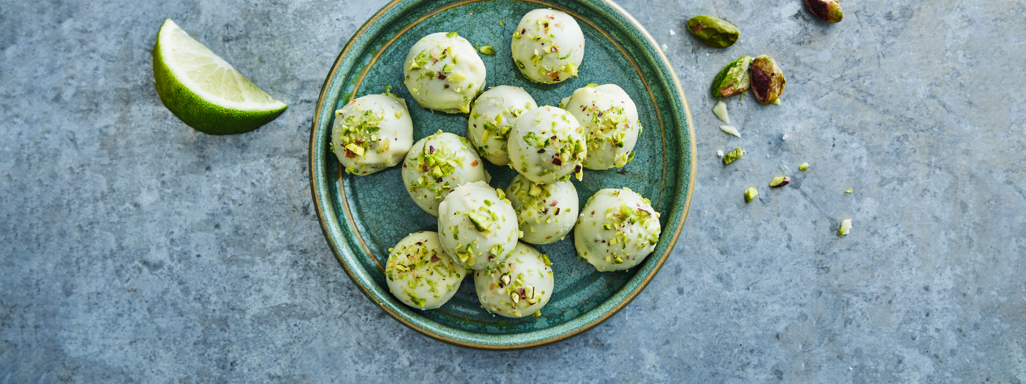 Marcipankugler med hvid chokolade og pistacie