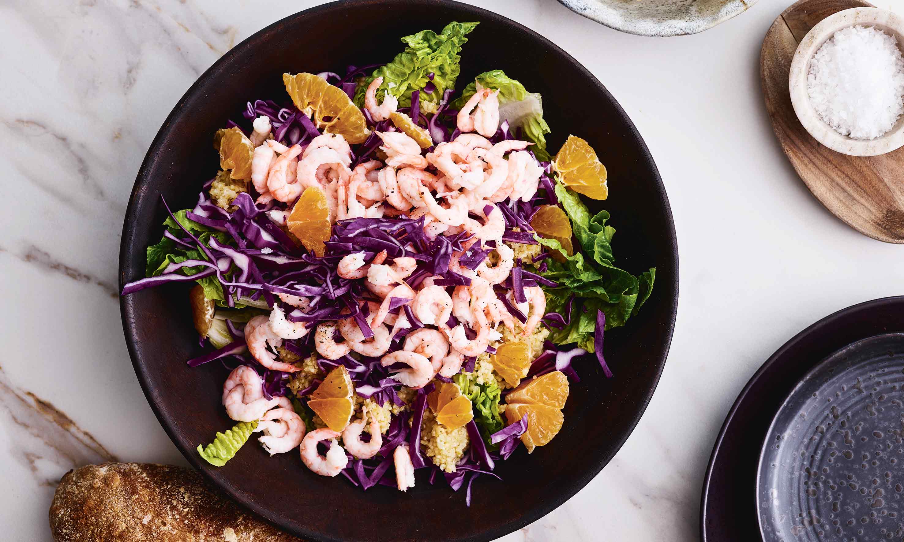 Kålsalat med bulgur, ingefær, rejer og grønt