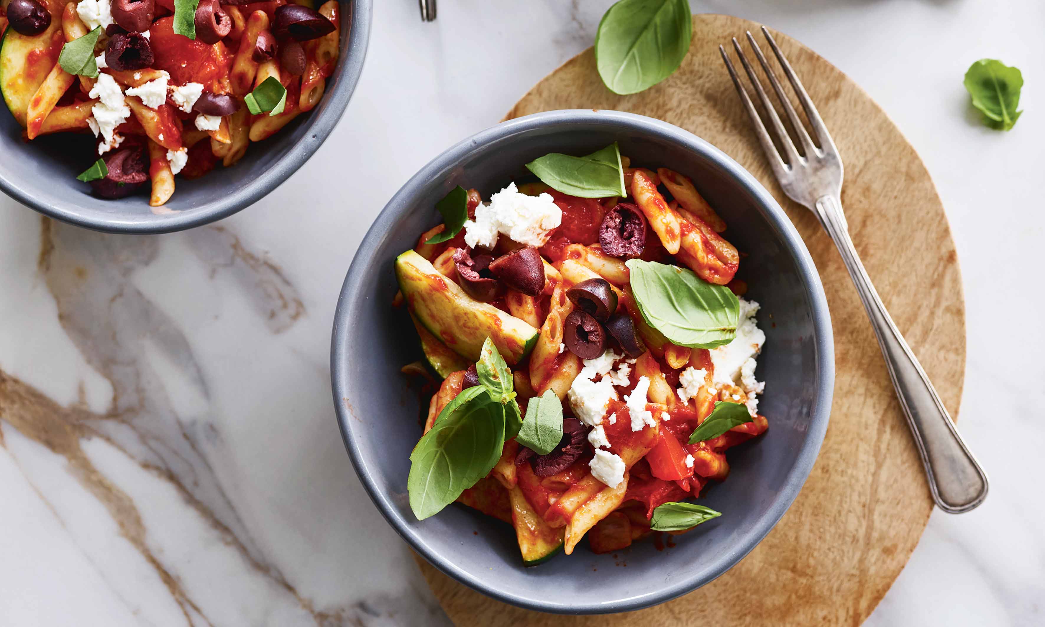 Pasta med tomat, squash og grønt