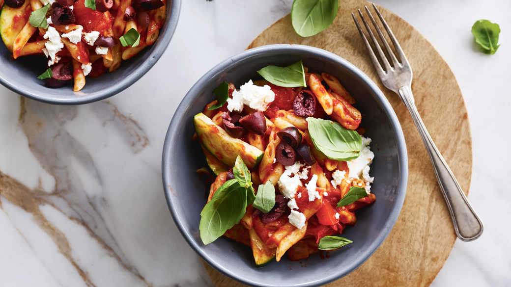 Pasta med tomat, squash og grønt