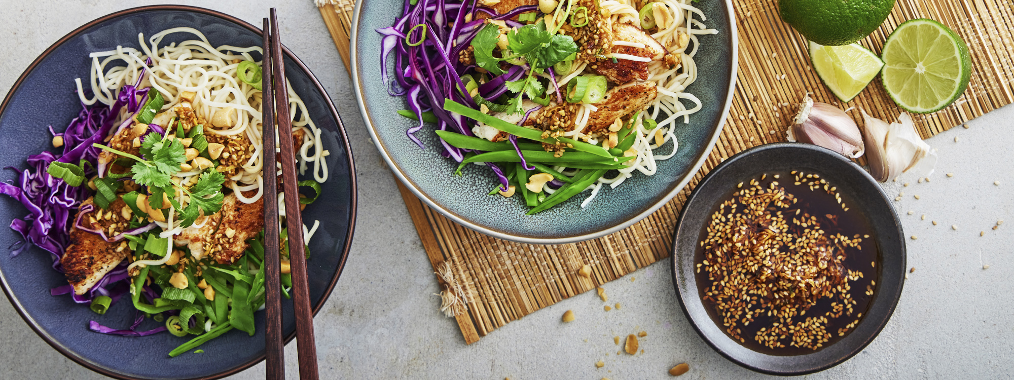 Asiatisk nudelsalat med kylling og grønt
