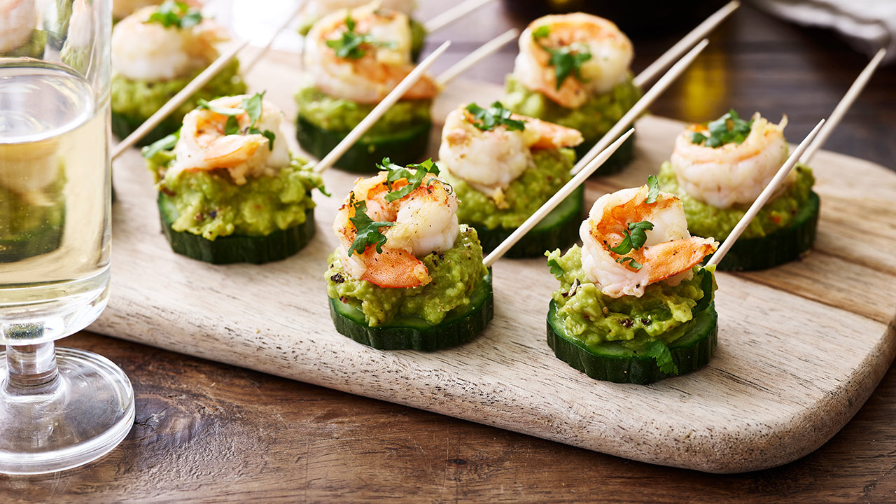 Tigerreje og guacamole på agurk