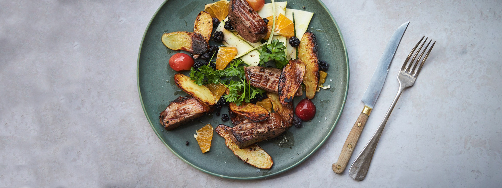 Stegt andebryst med brombær