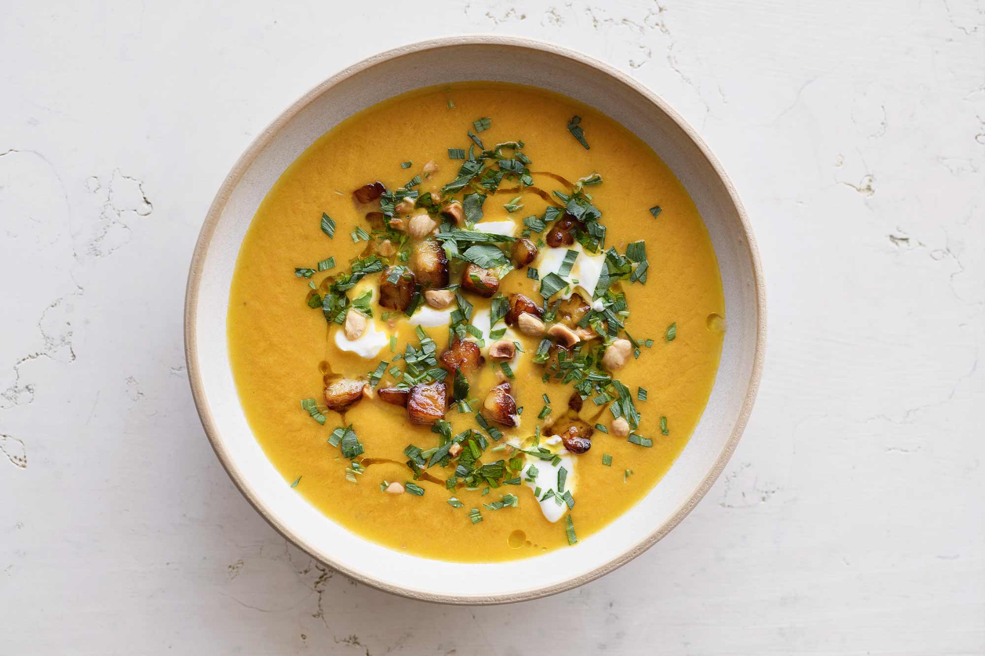 Krydret gulerodssuppe med stegt tempeh