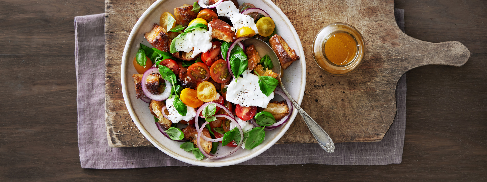 Italiensk brødsalat med burrata - Panzanella