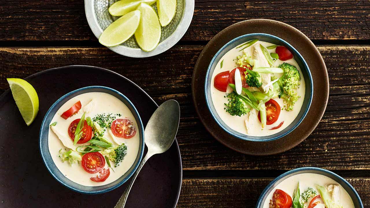 Kyllingesuppe med kokos og grønt