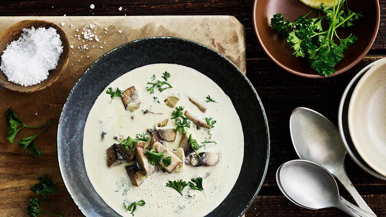 Cremet champignonsuppe med porre og timian