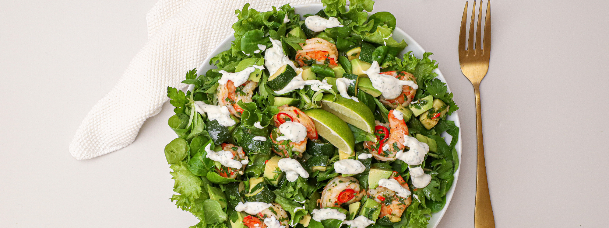 Salat med hvidløgsrejer, squash og avocado