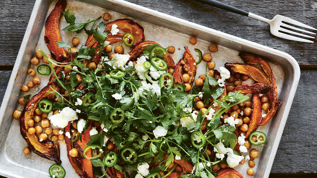 Bagt græskar med kikærter og feta