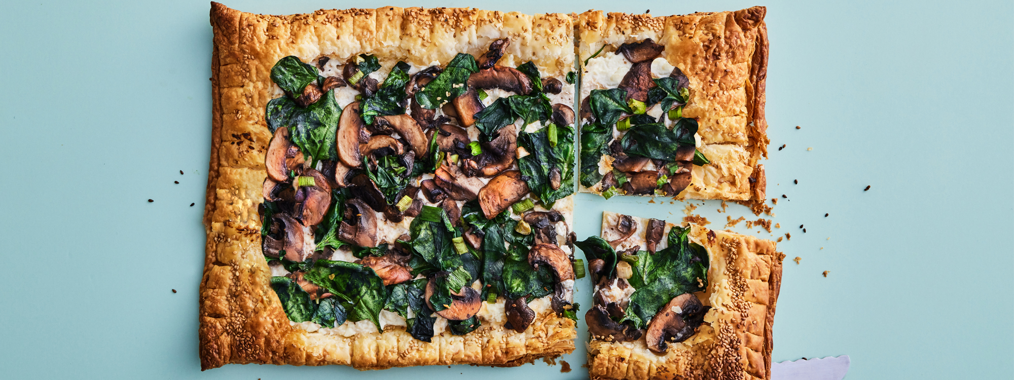 Butterdejstærte med svampe og spinat