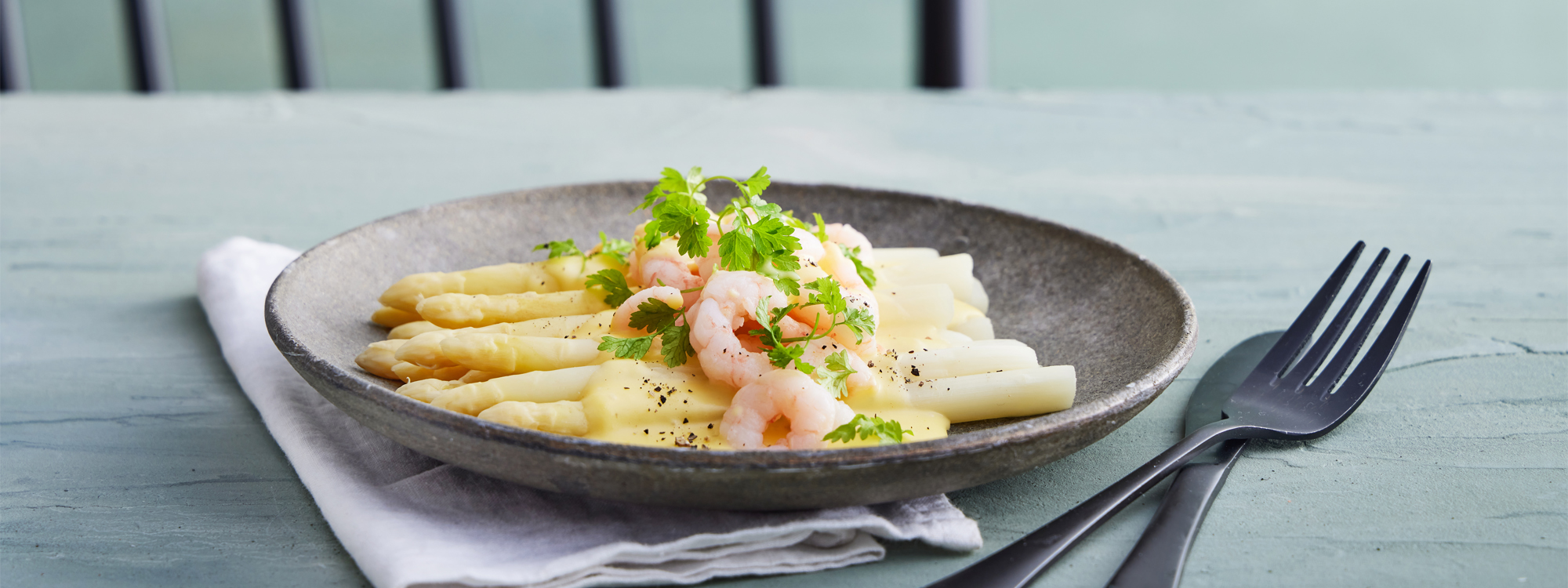 Hvide asparges med hollandaise og rejer