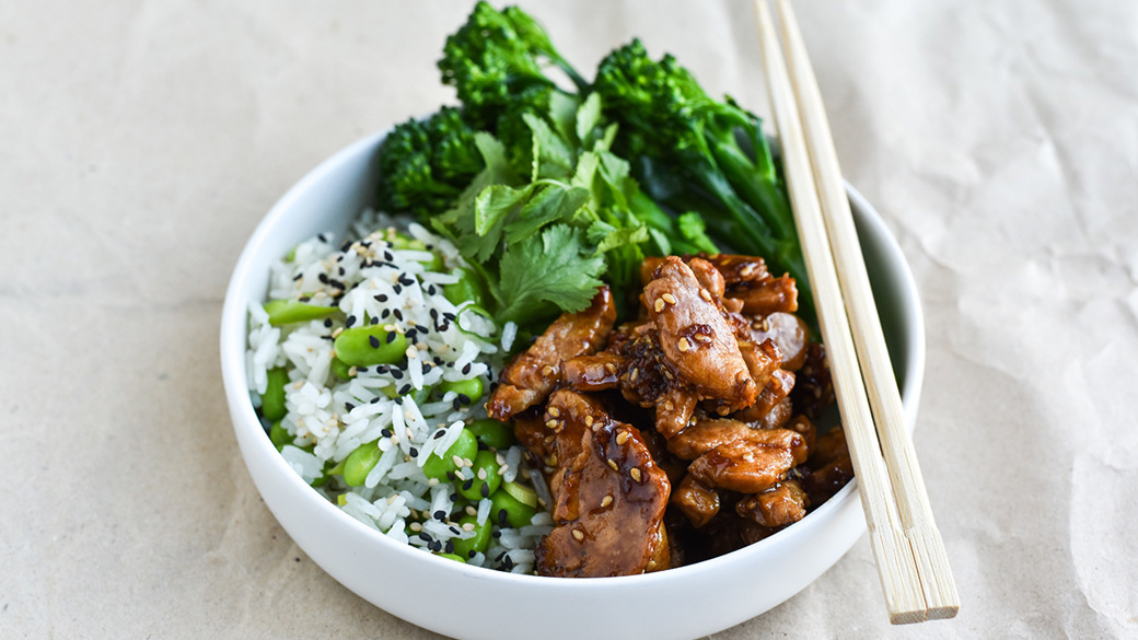 "Poké bowl" med teriyaki-gris, ris og edamame